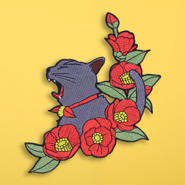 和柄刺繍ワッペン‐黒猫に椿｜和のシルバーアクセサリーブランド［か