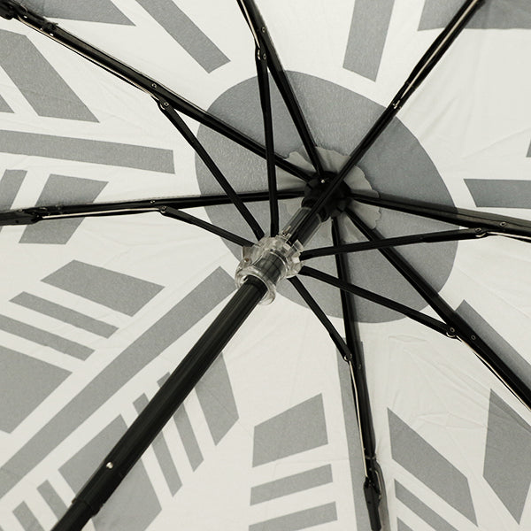 和柄テキスタイル 三つ折り畳み傘‐矢車紋／墨（わがらてきすたいる みつ折りたたみ傘-やぐるまもん／すみ）