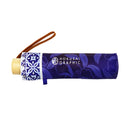 和柄テキスタイル 三つ折り畳み傘‐絢爛和皿／藍染付(わがらてきすたいる みつ折りたたみ傘-けんらんわざら／あいそめつけ)