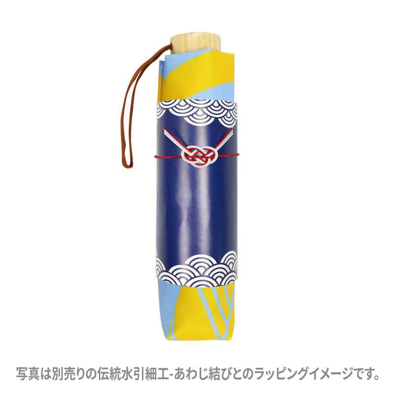 和柄ﾃｷｽﾀｲﾙ 三つ折り畳み傘 丸に違い鷹の羽-浅縹(わがらてきすたいるみつおりたたみかさ  まるにちがいたかのはね-あさはなだ-)