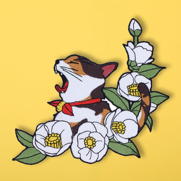 和柄刺繍ワッペン‐猫に椿（わがらししゅうわっぺん‐ねこにつばき）